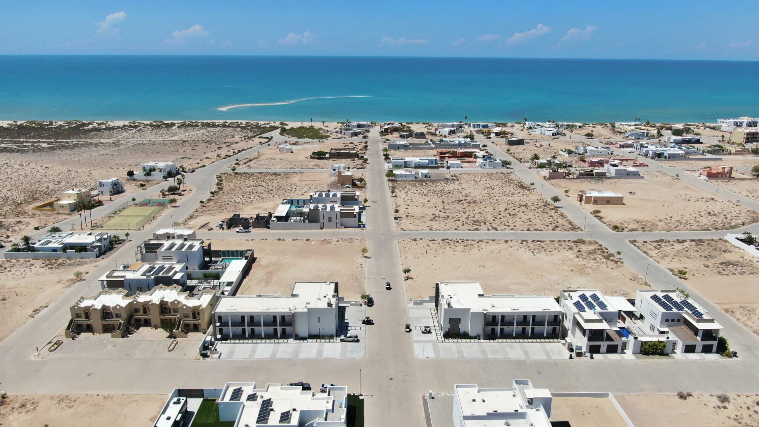 Vista aérea del resort Laguna Shores y la línea costera