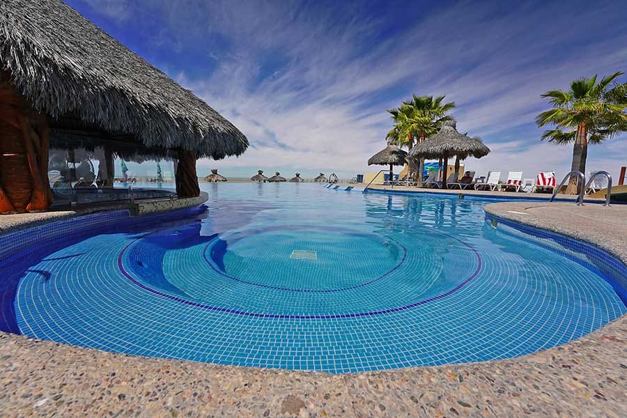 Resort amenities - infinity pool with ocean view